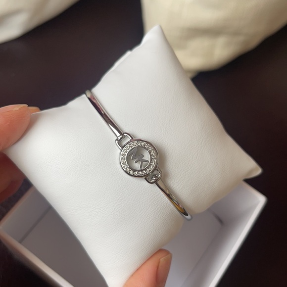 NWT MICHAEL KORS SILVER-TONE LOGO BRACELET - Picture 5 of 6